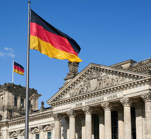 Deutschland Flagge vor dem Bundestag